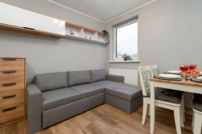 Klimatyczne Studio w Łodzi z Parkingiem i Dużym Umeblowanym Balkonem by Noclegi Renters